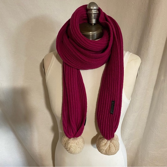 Coach wool extra long knit scarf with shearling pom poms. Dark magenta - Picture 3 of 6